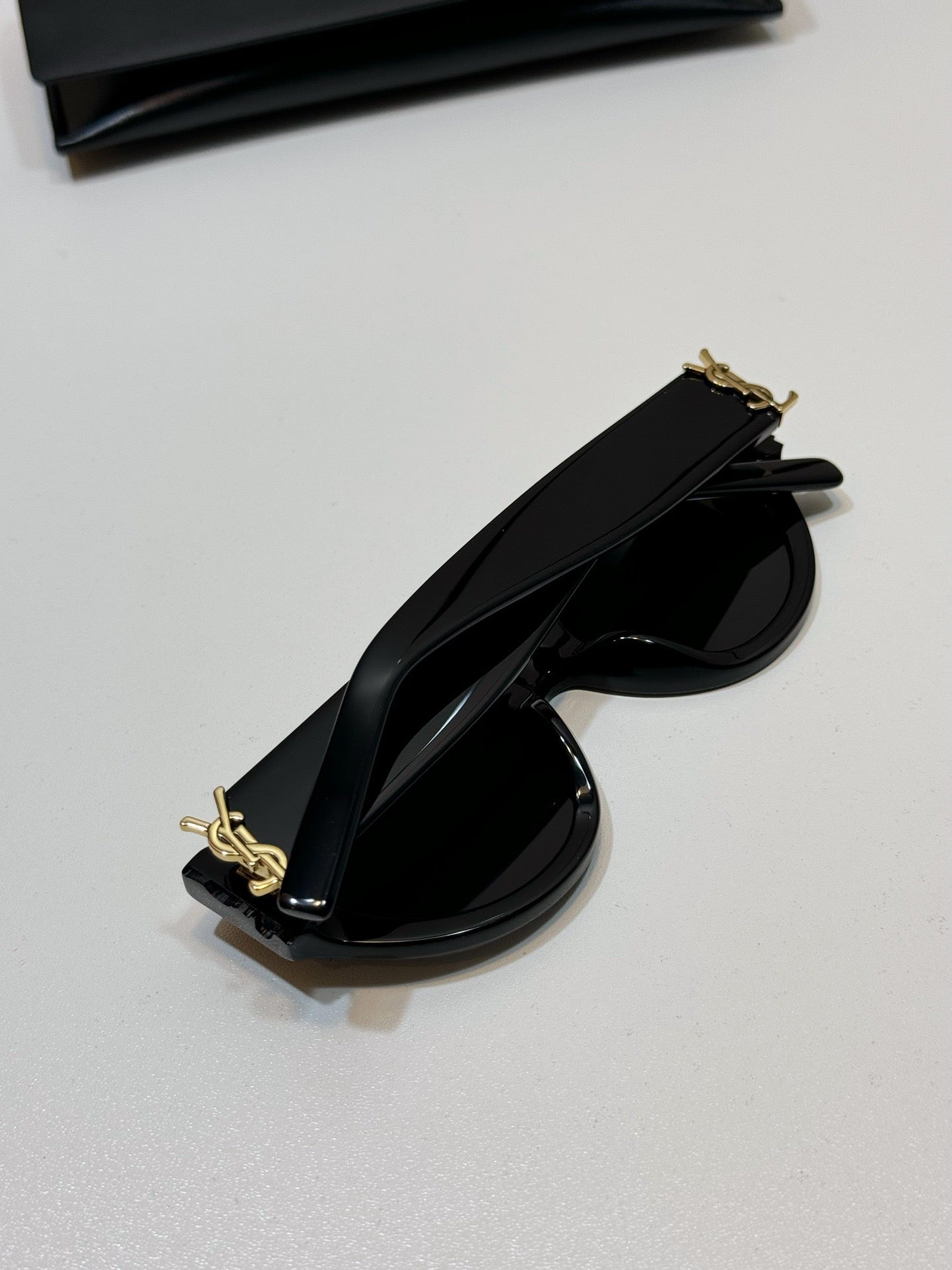 new Black Large Rim Sunglasses Gold Logo M94