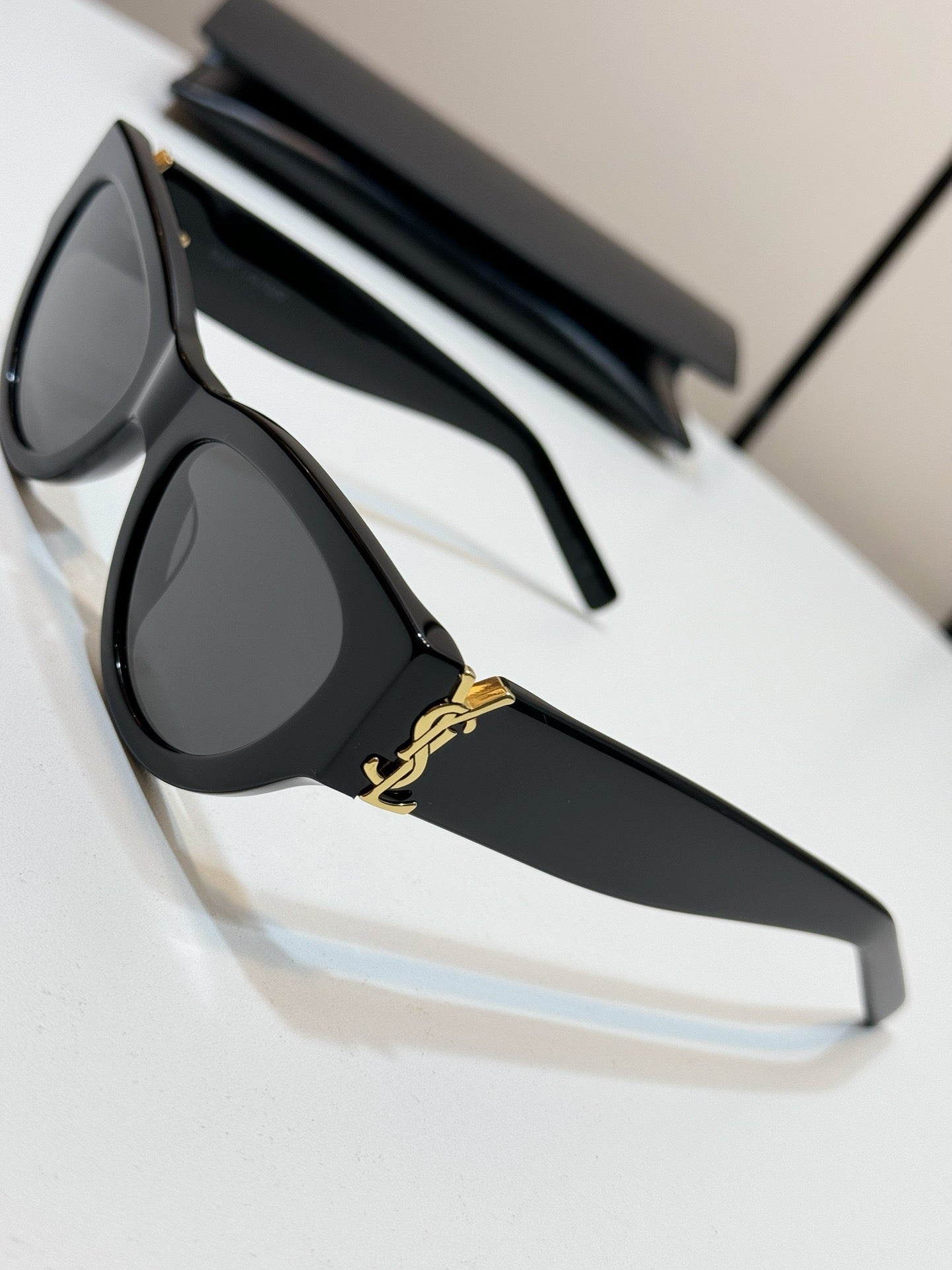 new Black Large Rim Sunglasses Gold Logo M94