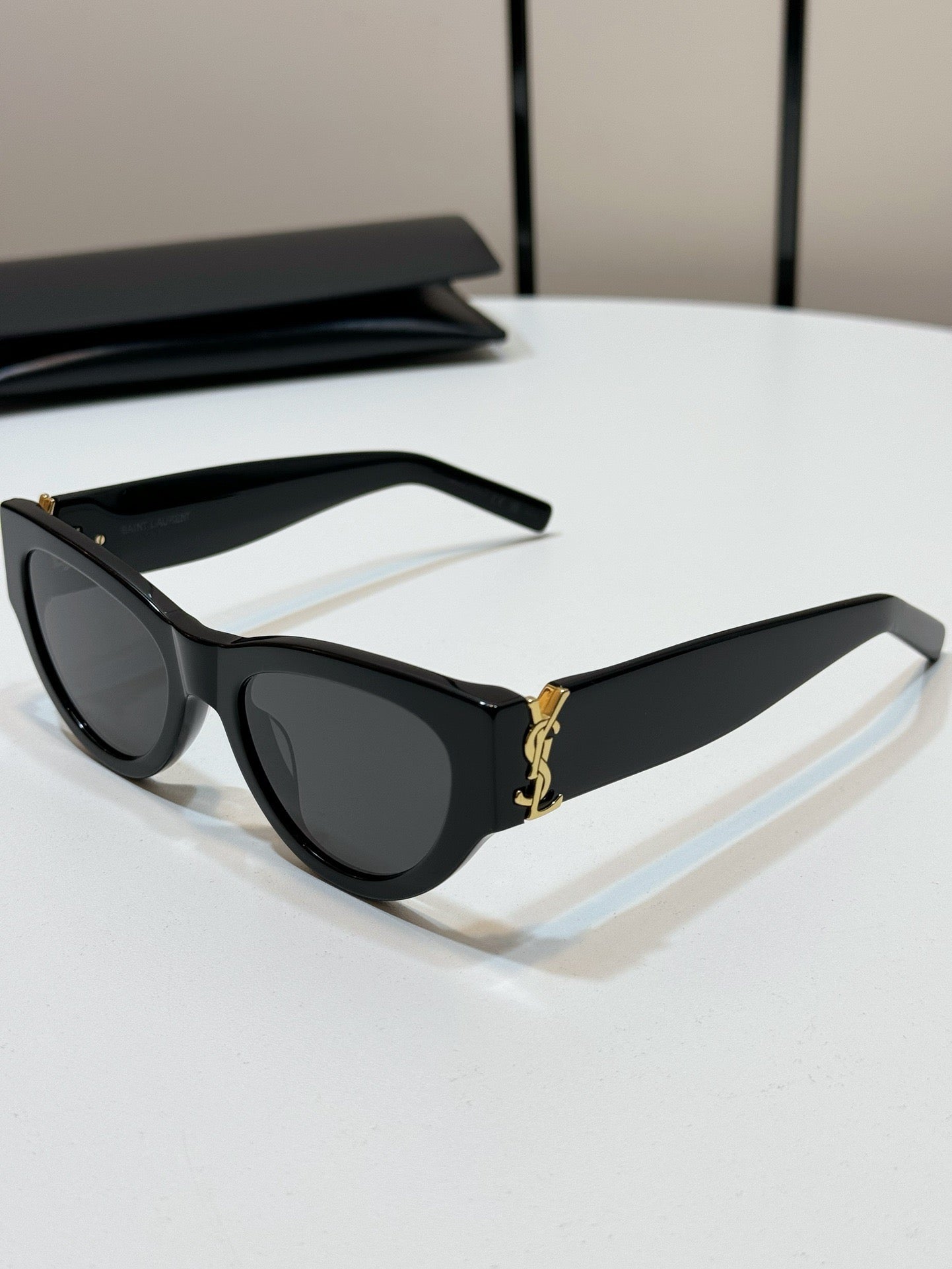 new Black Large Rim Sunglasses Gold Logo M94