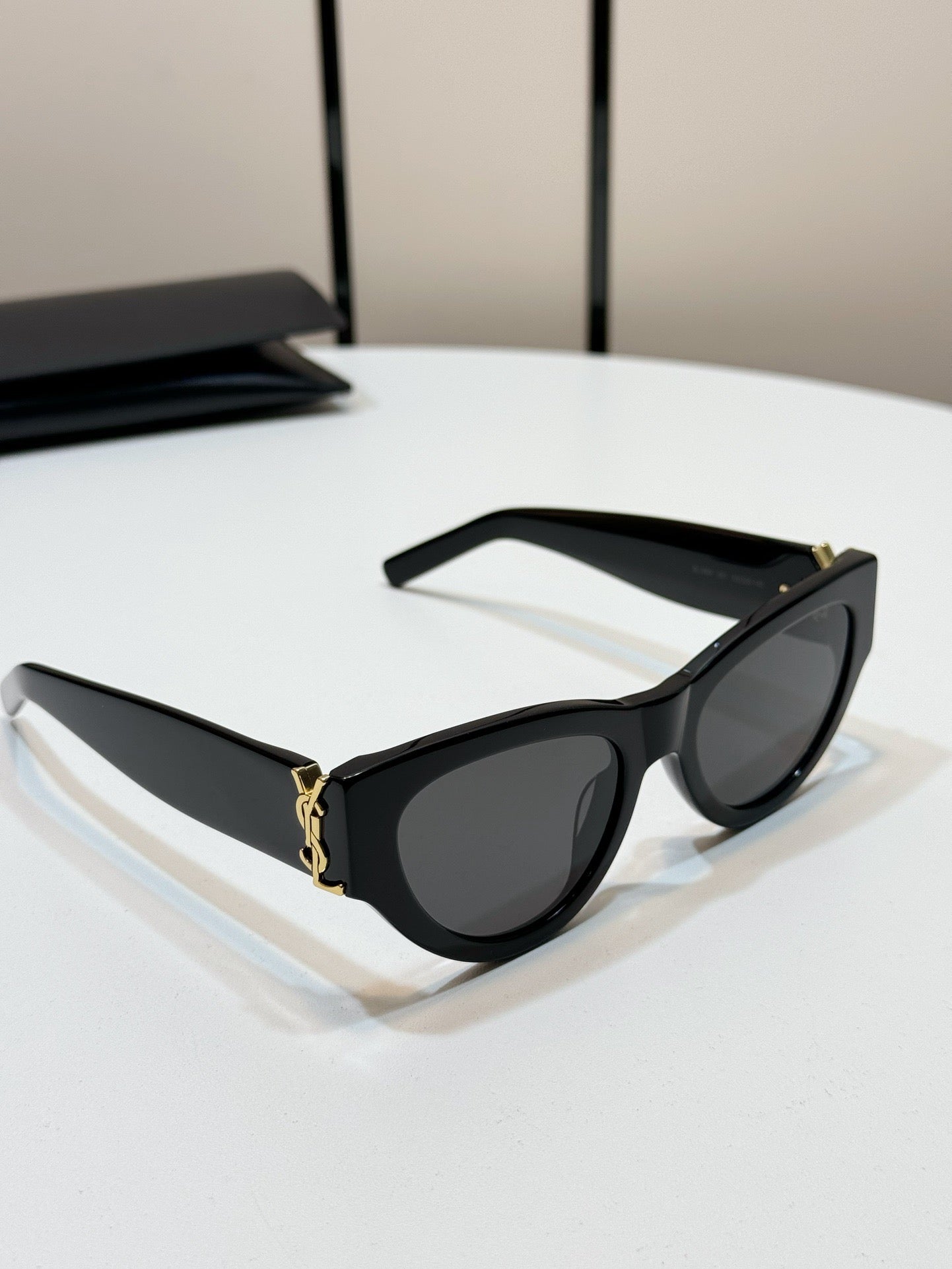 new Black Large Rim Sunglasses Gold Logo M94