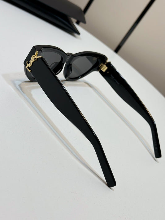 new Black Large Rim Sunglasses Gold Logo M94